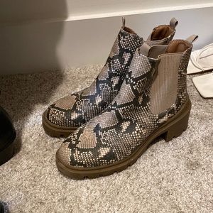 Universal Thread snake print boots